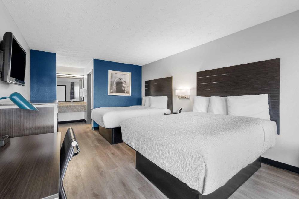 Queen Room with Two Queen Beds - Non-Smoking interior