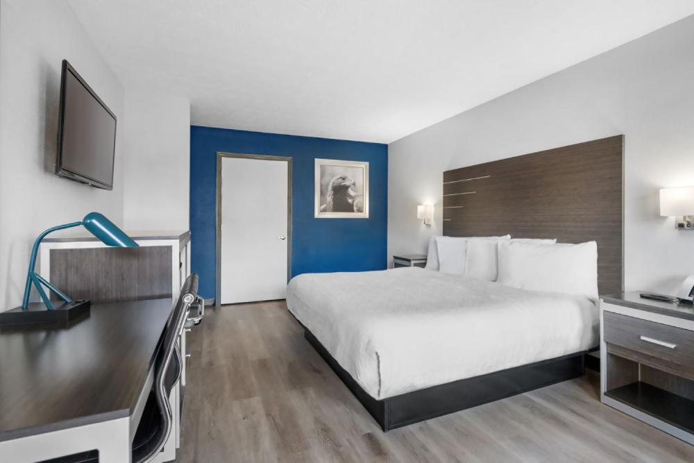 King Room - Non-Smoking interior